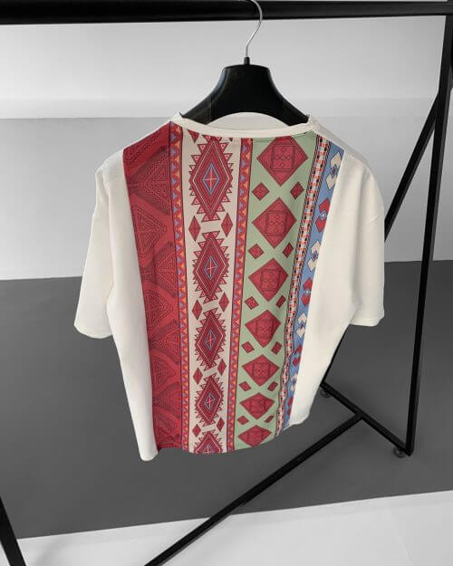 Beyaz Arkası Etnik Desen T-Shirt